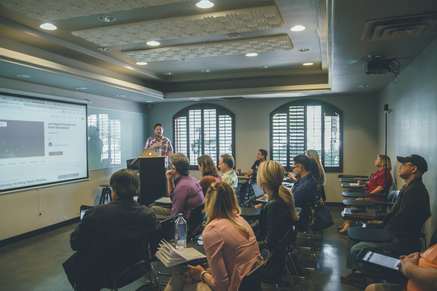 University-level teaching seminar with mentoring and academic discussion
